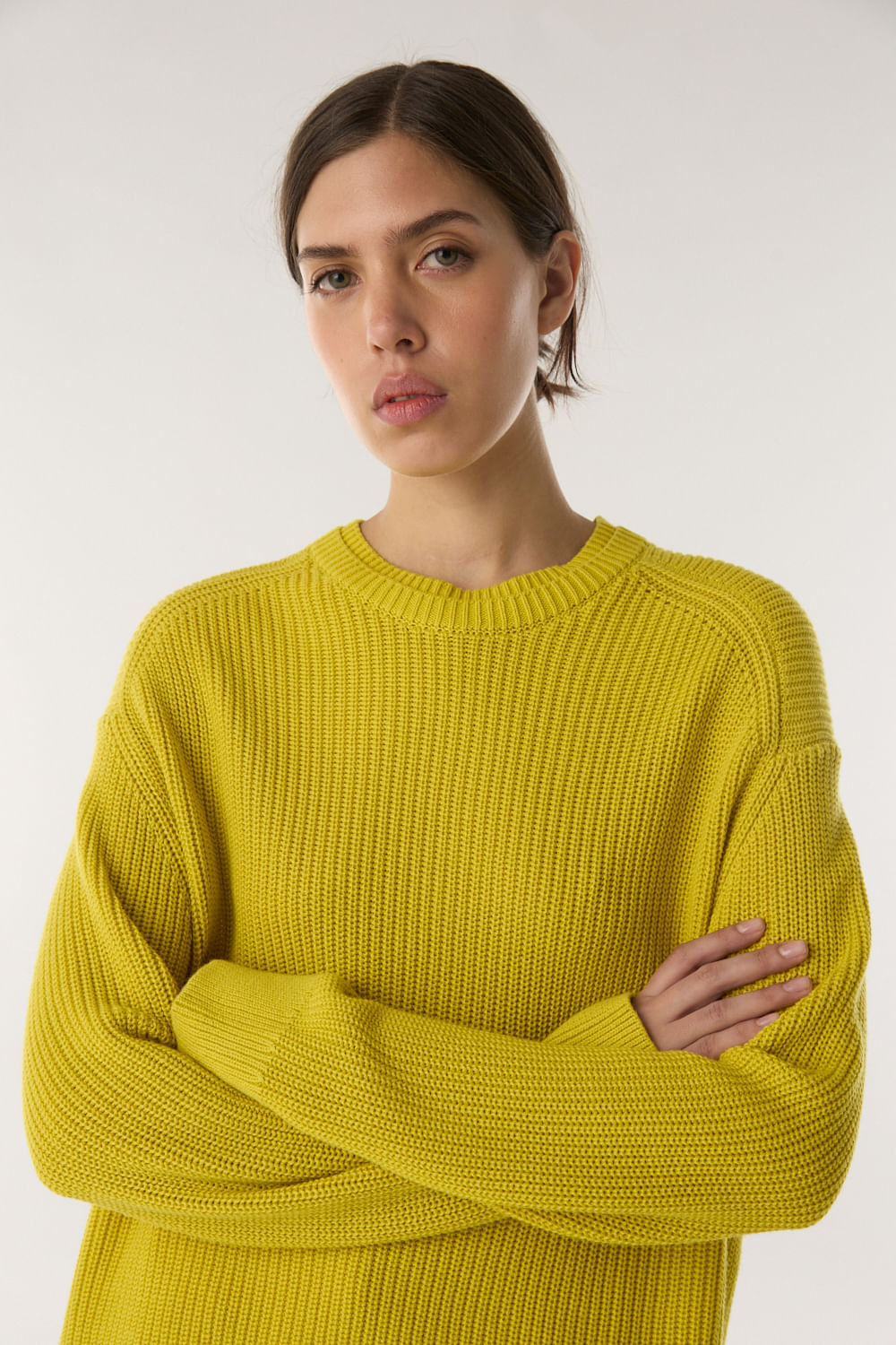 Persona con suéter amarillo.